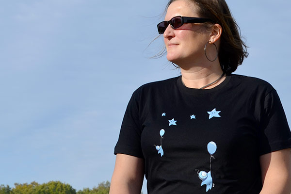 DodoShop : votre allié pour la fête des mères grâce à ses t-shirts et masques originaux et stylés Femme portant le t-shirt Dodoshop "Sylvain"