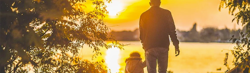 Le cadeau idéal pour la fête de pères Un père et son enfant en train de marcher
