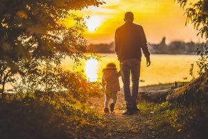 Un père et son enfant en train de marcher