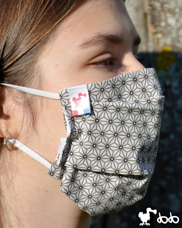 Masque "Geometrics" porté par une femme