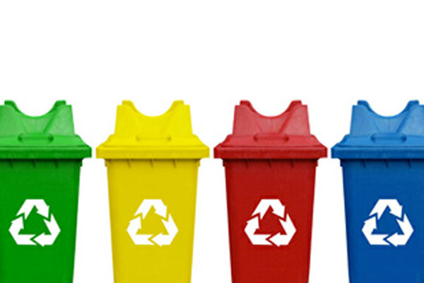 La journée mondiale du recyclage 4 bacs de tris pour les déchets