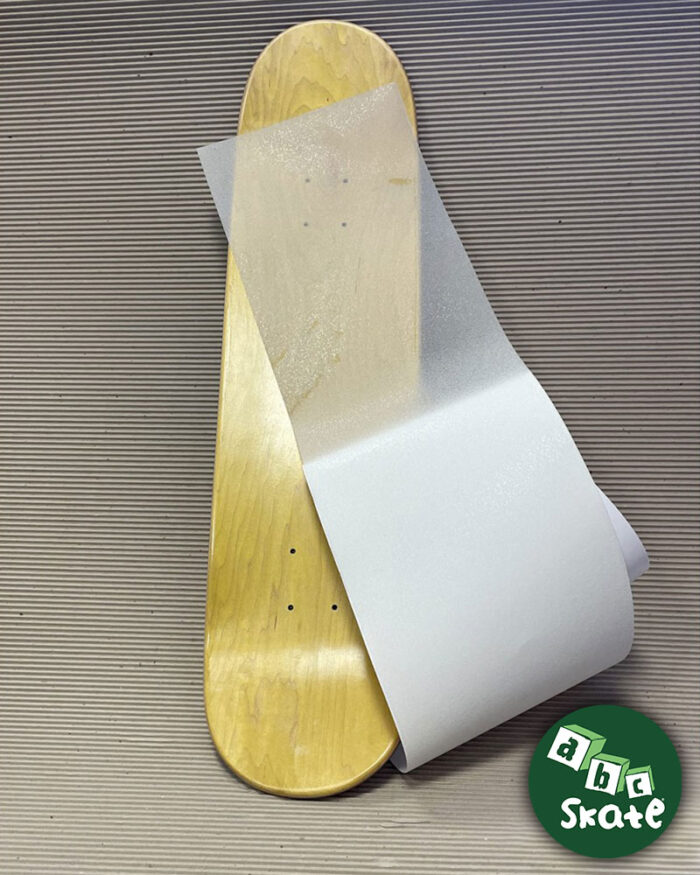 Grip transparent de la marque Jessup à moitié collé sur le skate