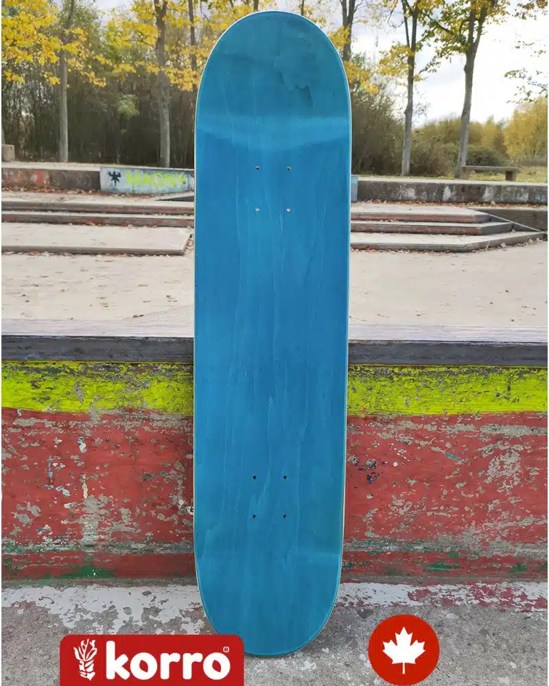 Board 8' bleue Korro collection "Gongo Maya" posée dans un skatepark