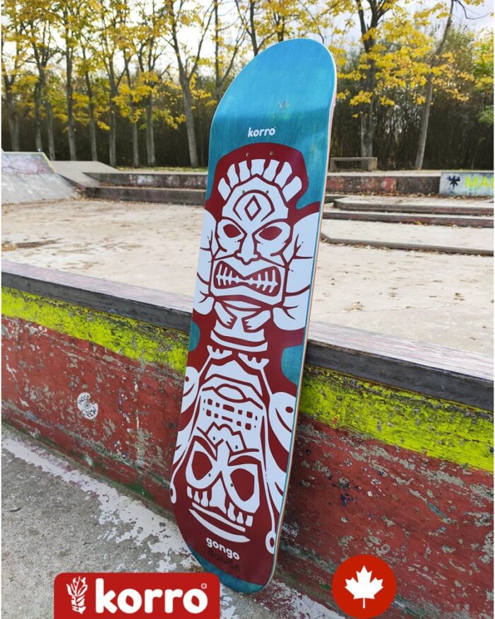 Board 8' bleue Korro collection "Gongo Maya" posée dans un skatepark