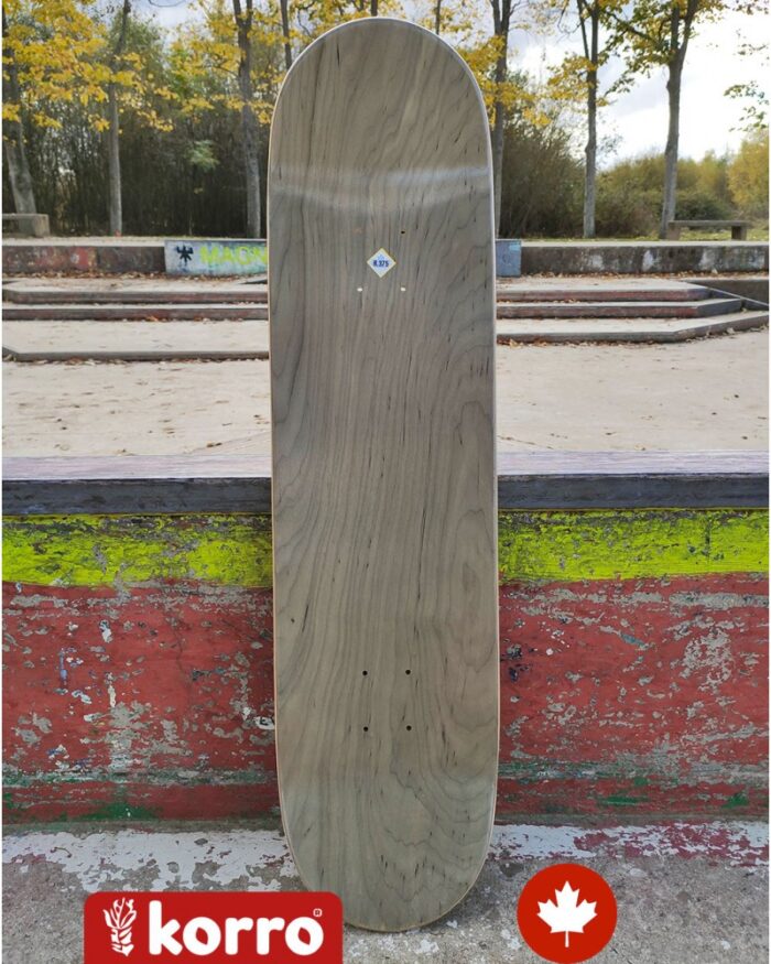 Board 8.375' naturelle Korro collection "Gongo Maya" posée dans un skatepark