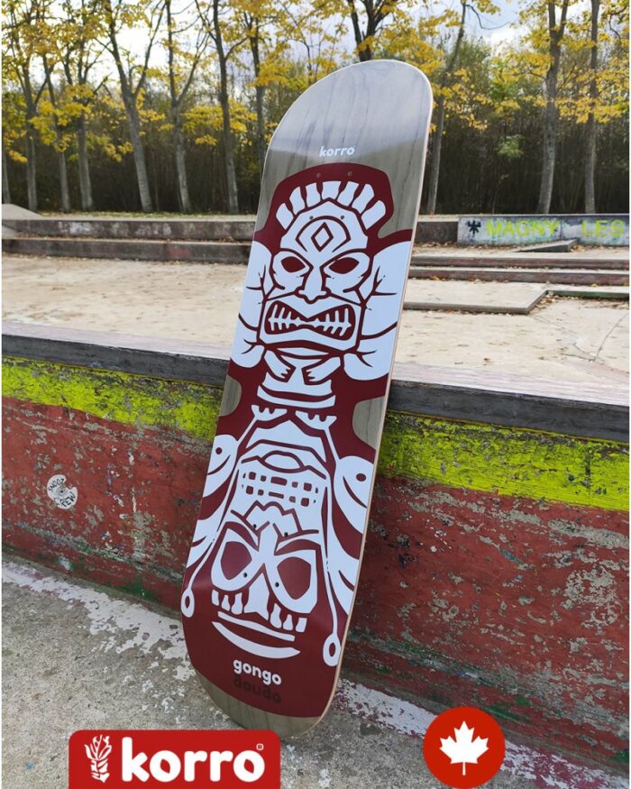 Board 8.375' naturelle Korro collection "Gongo Maya" posée dans un skatepark