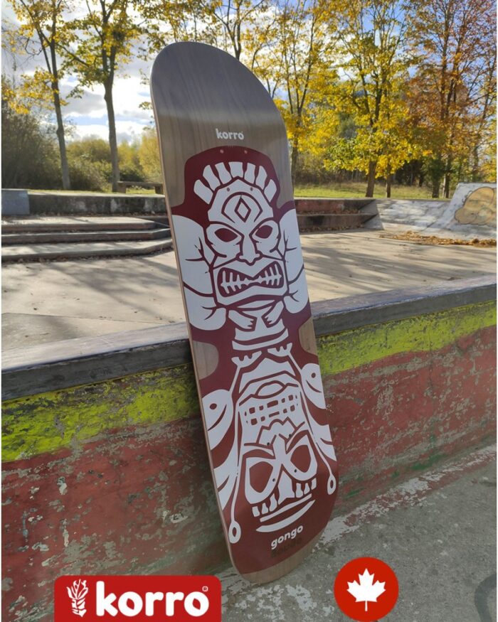 Board 8.75' naturelle Korro collection "Gongo Maya" (2021) posée dans un skatepark