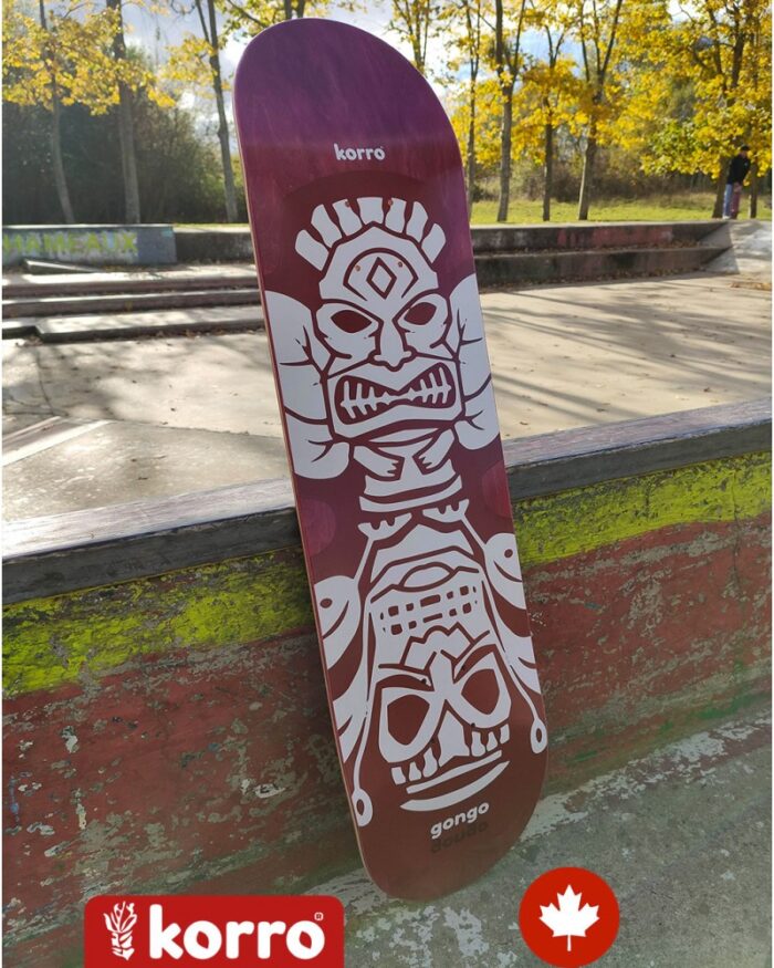 Board 8.25' rouge Korro collection "Gongo Maya" posée dans un skatepark