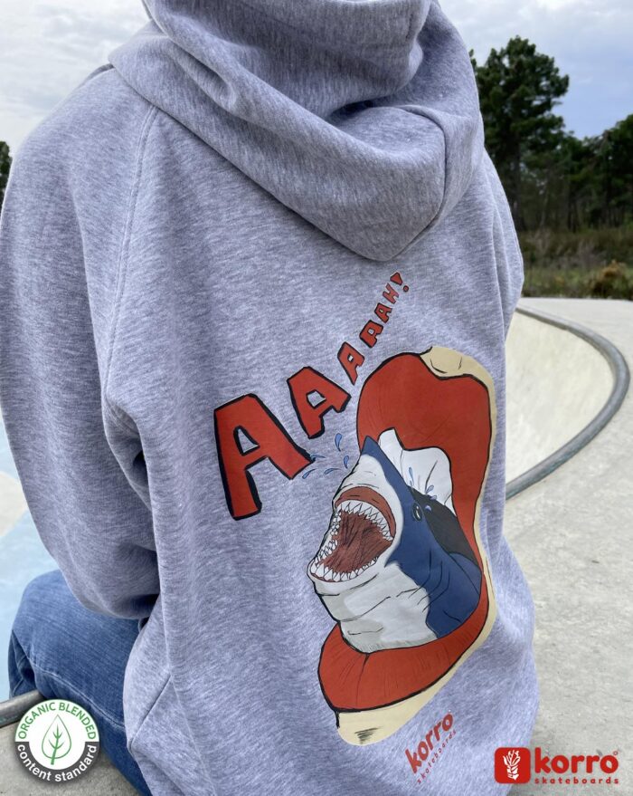 Le dos du sweatshirt gris "Love Shark" porté par une jeune fille