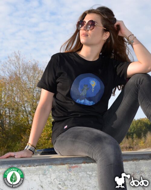 T-shirt "Lune de miel" noir et bleu porté par une jeune femme