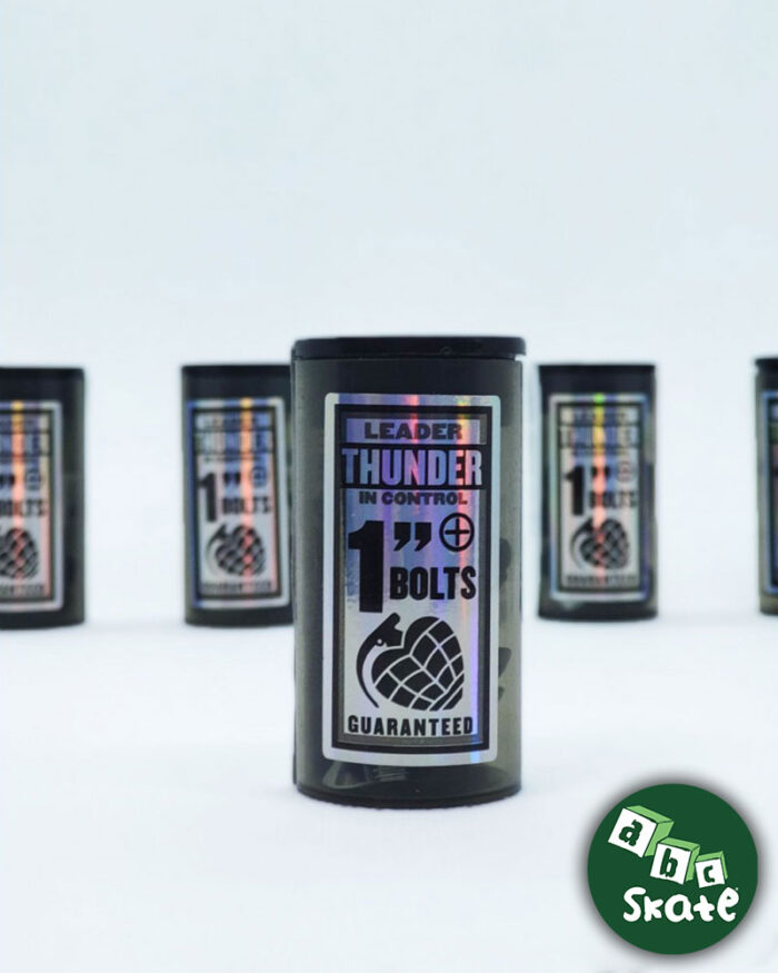 Une boîte noire contenant le jeu de 10 vis de la marque Thunder: 8 vis noires, 2 vis argentées, 8 écrous
