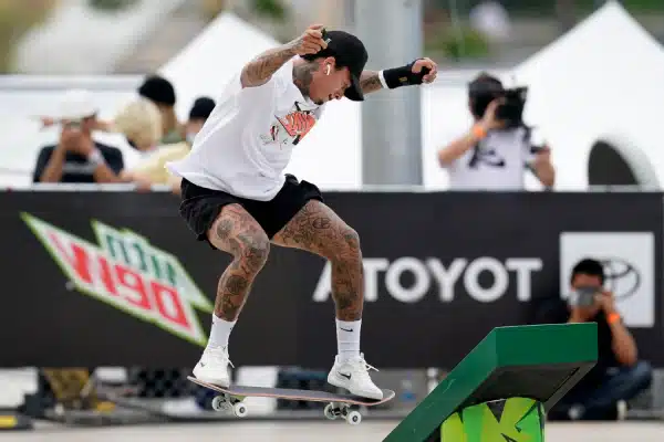 abcskate-skateur-à-suivre-2024-nyjah nyjah huston skateur bras en l'air