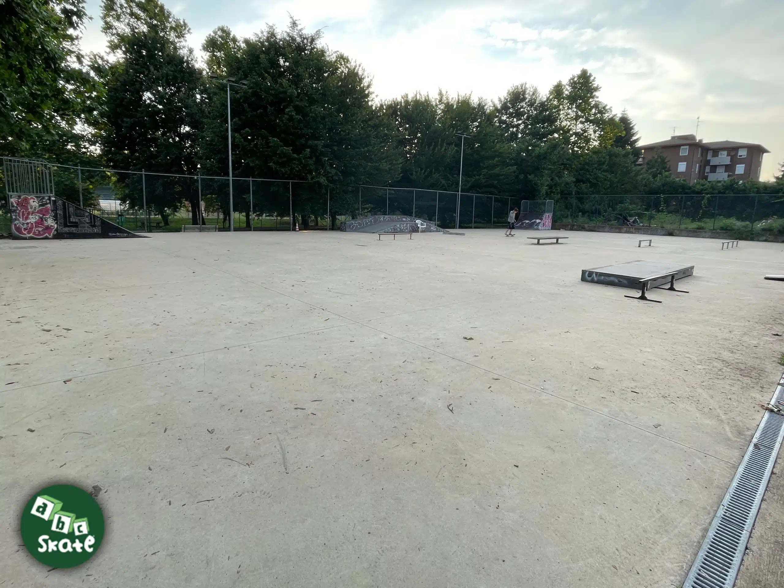 abcskate-abcskatecom-skateboard-skate-blog-news-video-spot-skatepark-varese-bustecche-italie-nouveau-2025-21-02 vue d'ensemble du skateapark de bustecche à Varese.